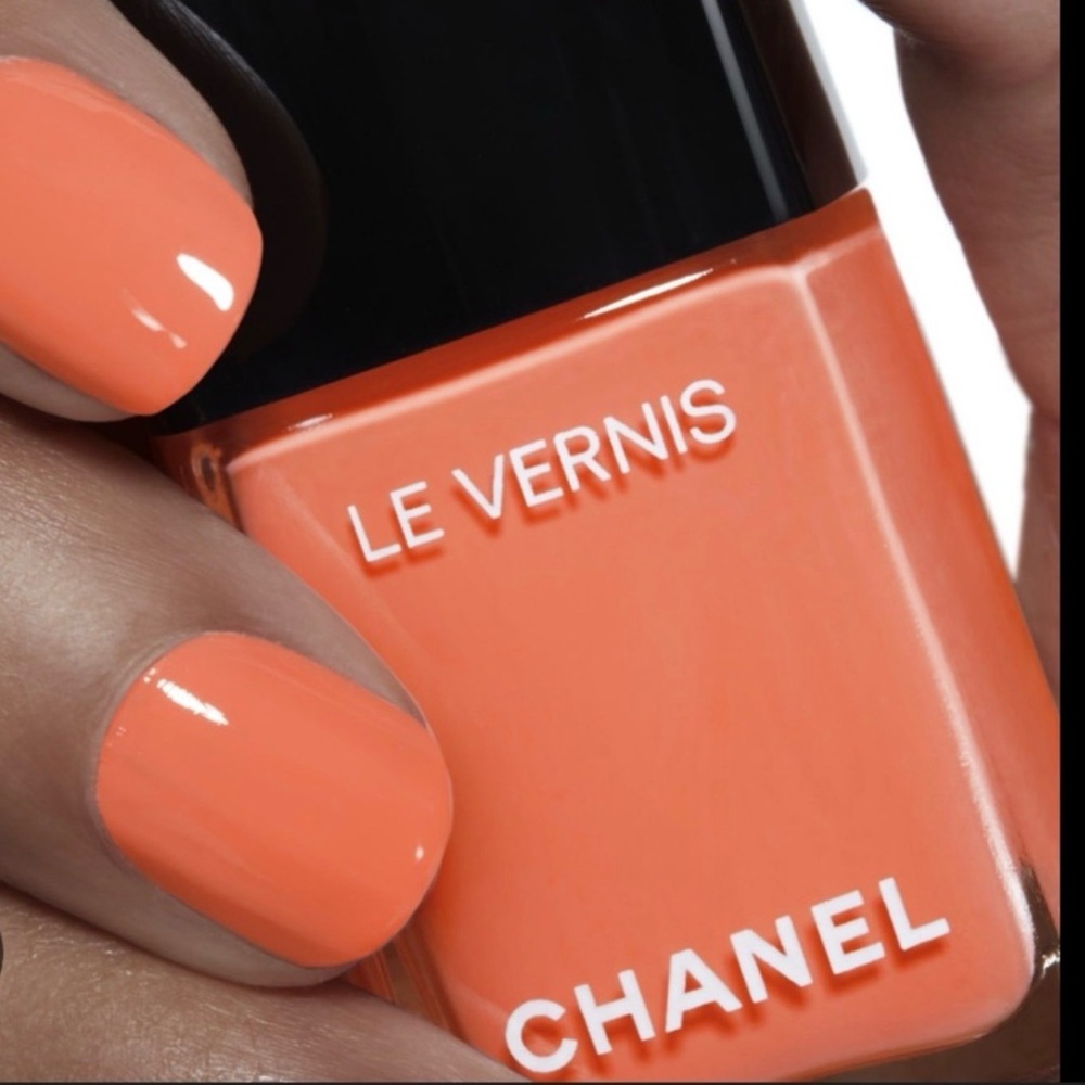 CHANEL Le Vernis Vibrant Orange Nail Polish New - Picture 2 of 4